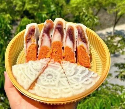 Bánh dẻo mochi cắt đôi lộ nhân khoai môn trứng muối