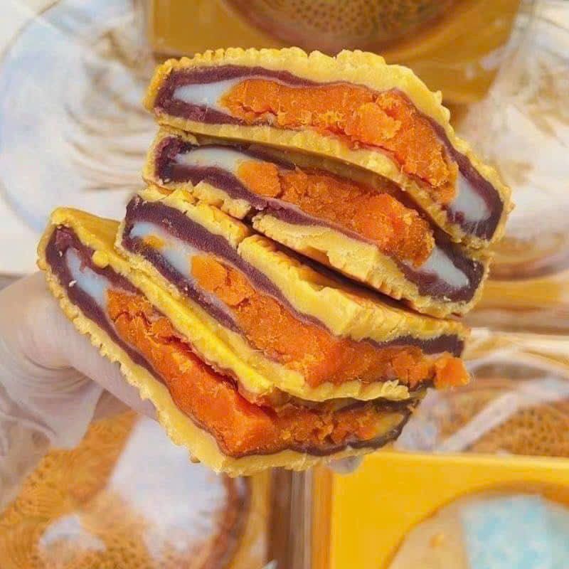 Bánh trung thu cắt đôi lộ nhân mochi khoai môn trứng muối